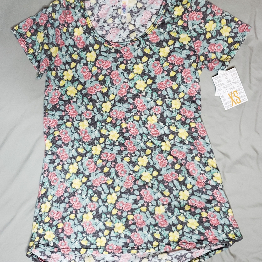 XS Lularoe Classic T